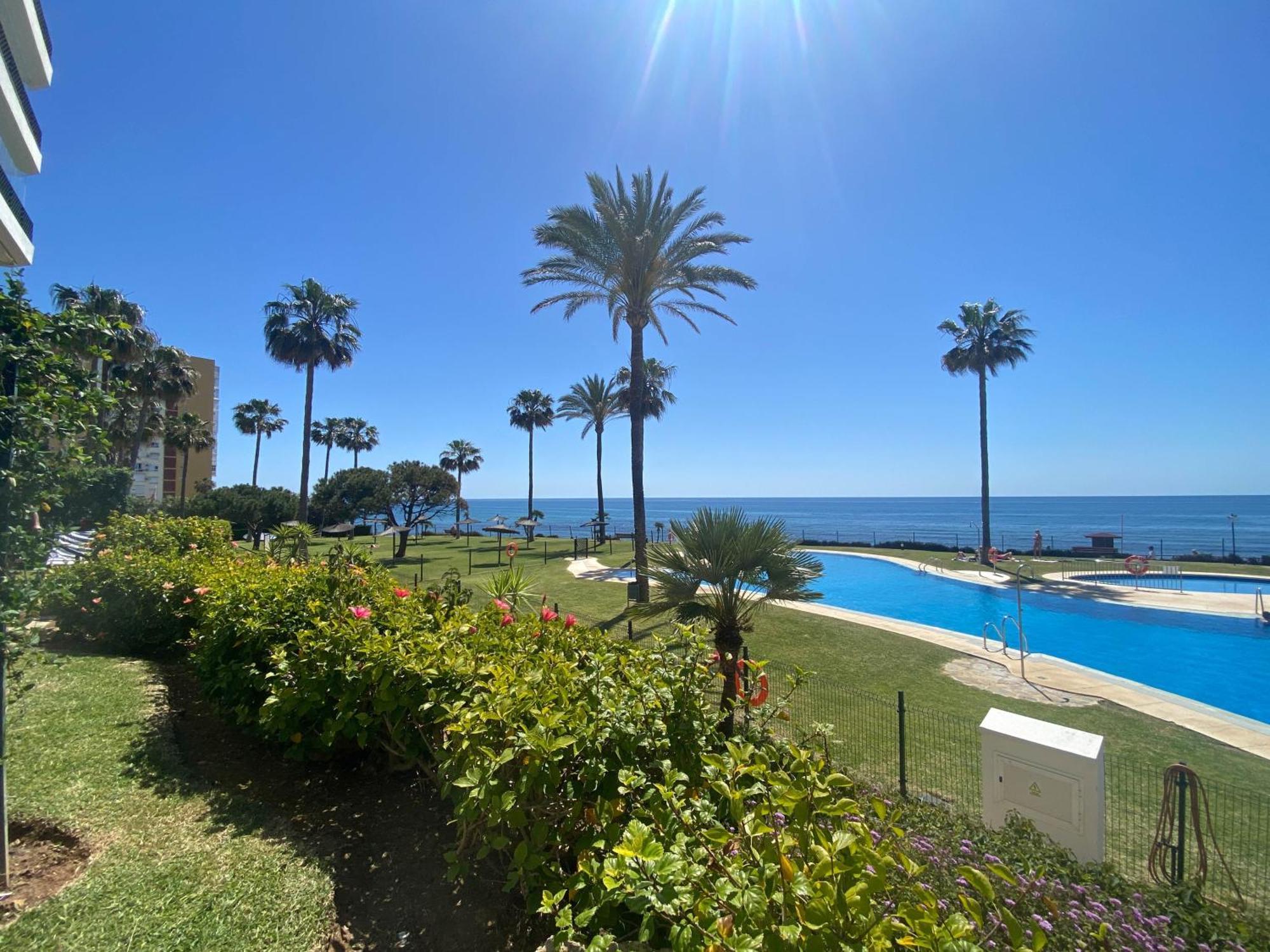 Frontline Beach Ground Floor With Privet Garden, Mi Capricho 16 Mijas Exterior foto